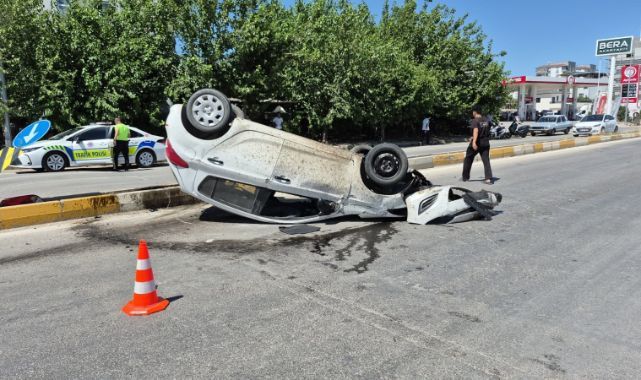 Bariyerlere çarpıp takla attı! Araç hurdaya döndü