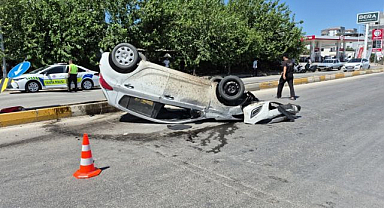 Bariyerlere çarpıp takla attı! Araç hurdaya döndü