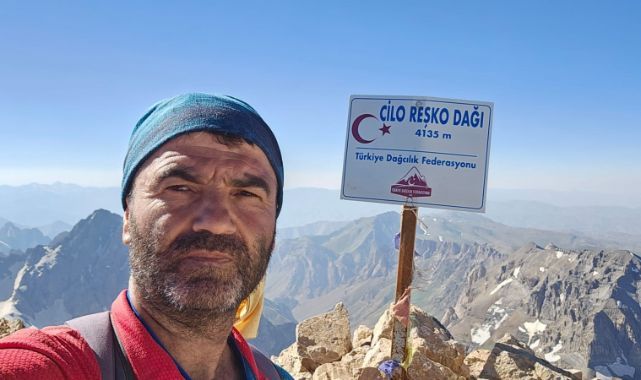 Dağın zirvesinde solo tırmanışı!