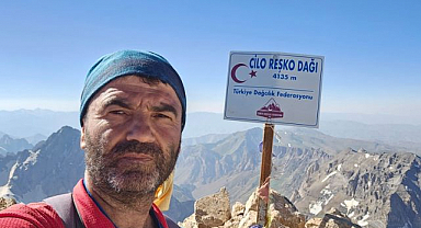 Dağın zirvesinde solo tırmanışı!