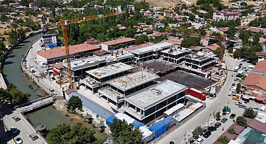 Depremin izleri yeni çarşıyla siliniyor