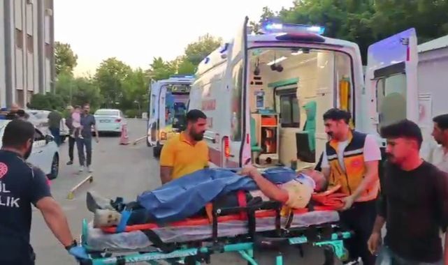 Direksiyon hakimiyetini kaybetti, Kamyonet devrildi