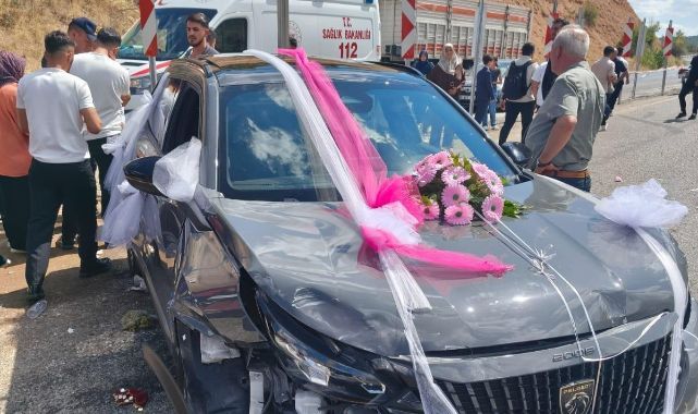 Düğün konvoyunda feci kaza! Ortalık savaş alanına döndü