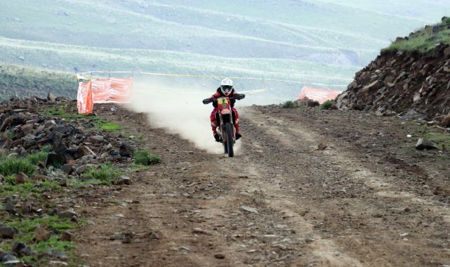 Ekstrem sporculardan volkanik dağda sıra dışı deneyim 