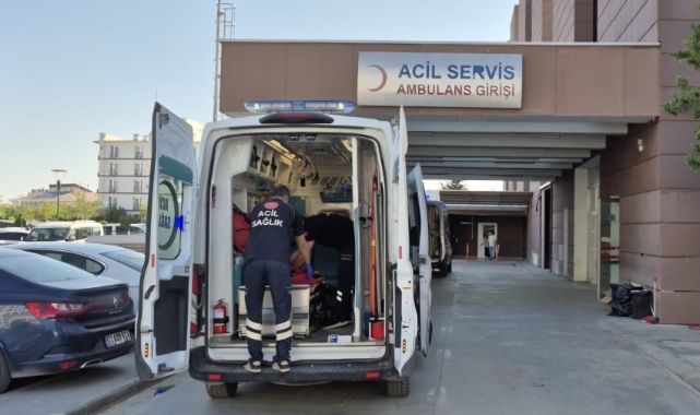 Elini makineye kaptırdı! Arkadaşları yardımına koştu