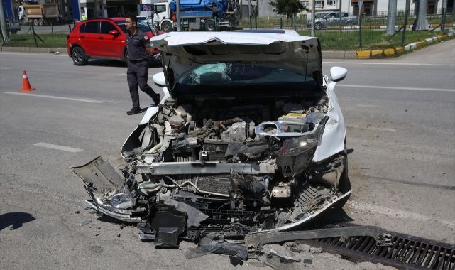 Erzurum'da feci kaza: Otomobil ile  itfaiye aracı çarpıştı