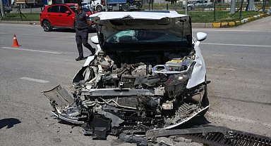 Erzurum'da feci kaza: Otomobil ile  itfaiye aracı çarpıştı