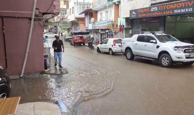 Erzurum'da sağanak etkili oldu! İş yerlerini su bastı
