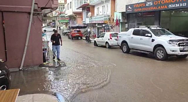 Erzurum'da sağanak etkili oldu! İş yerlerini su bastı
