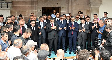 Erzurum’un Ayasofya’sı ibadete açıldı! İlk cuma namazını Bakanlar kıldı 