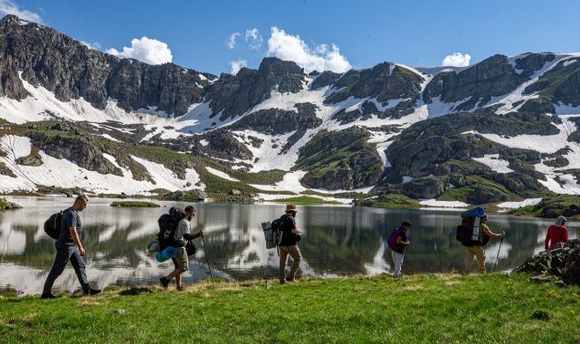 Erzurum'un yazın karla çevrili Yedigöller'i doğaseverlerin gözdesi