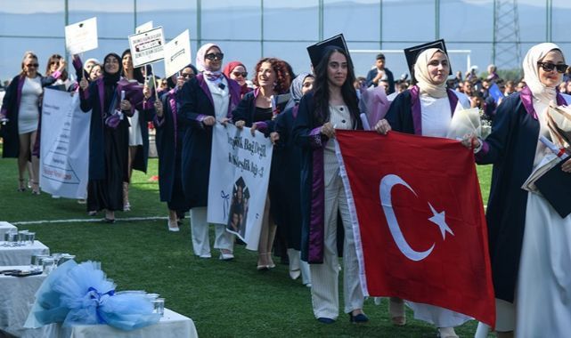 ETÜ'de 570 öğrenci mezuniyet coşkusu yaşadı
