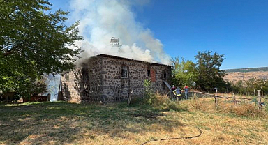 Evde çıkan yangına itfaiye ekiplerinden müdahale!