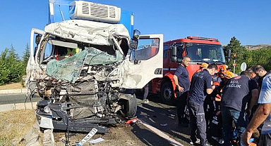 Feci kaza! İki tır çarpıştı