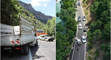 Feci kaza! Tofaş'la kamyonet kafa kafaya çarpıştı