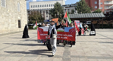 Gazze için sessiz yürüyüşlerini sürdürdüler