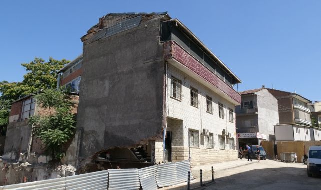 Göçük tehlikesi büyüdü, Cadde kapatıldı