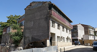 Göçük tehlikesi büyüdü, Cadde kapatıldı