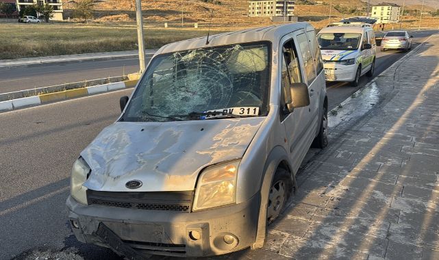 Hafif ticari araç bisikletle çarpıştı