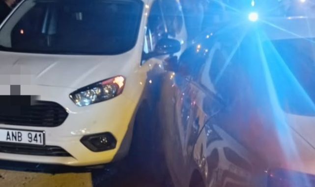 Hafif ticari araç ile otomobil çarpıştı