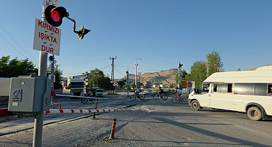 Hemzemin geçitte arıza trafiği kilitledi