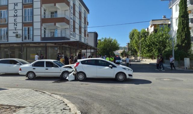 İki otomobil çarpıştı!