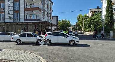 İki otomobil çarpıştı!