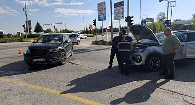 İki otomobil çarpıştı: Yaralılar var