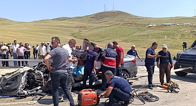 Kamyon ile otomobil çarpıştı! Feci kazada can verdiler