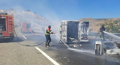 Kamyonet bir anda alev aldı