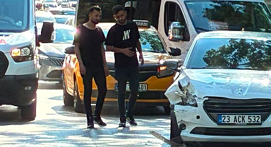 Kavşakta iki otomobil çarpıştı 