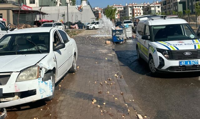 Kontrolden çıkan araç hidrantı devirdi
