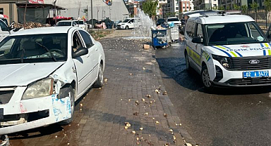 Kontrolden çıkan araç hidrantı devirdi