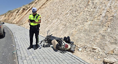 Kontrolden çıkan motosiklet devrildi!