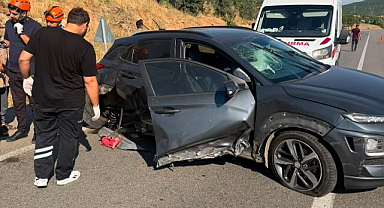 Kontrolden çıkan otomobil bariyerlere saplandı!