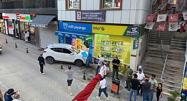 Kontrolden çıkan otomobil iş yerine daldı! Facianın eşiğinden dönüldü   