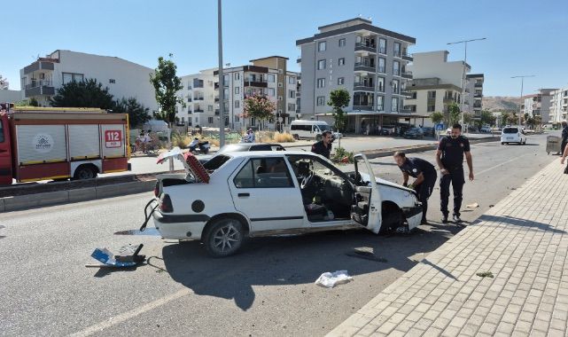 Kontrolden çıkan otomobil karşı şeride geçti