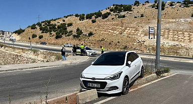 Kontrolden çıkan otomobil refüje çıktı