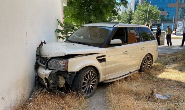 Kontrolden çıkınca kaldırımda yürüyen vatandaşa çarptı
