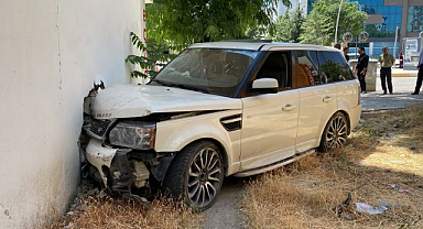 Kontrolden çıkınca kaldırımda yürüyen vatandaşa çarptı