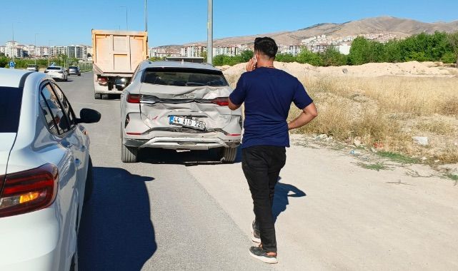 Korkutan kaza! İki otomobil çarpıştı