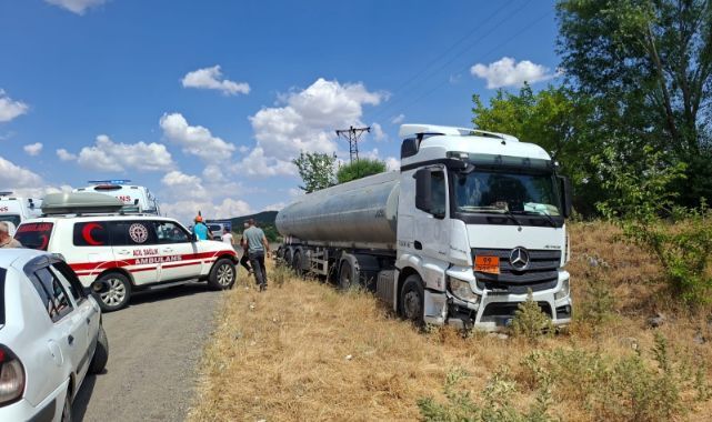 Korkutan kaza! Tır ve otomobil çarpıştı