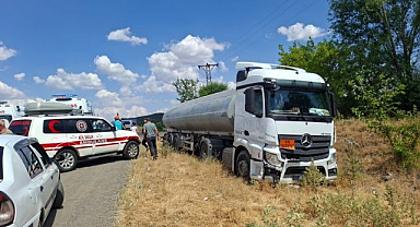Korkutan kaza! Tır ve otomobil çarpıştı