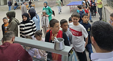 Kur'an kursunda çocuklara dondurma sevinci