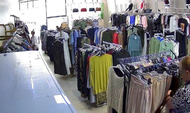 Mağazadaki hırsızlık kameraya yansıdı