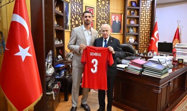 Milli futbolcudan Devlet Bahçeli'ye sürpriz ziyaret 