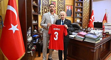 Milli futbolcudan Devlet Bahçeli'ye sürpriz ziyaret 