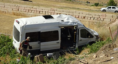 Minibüs ile otomobil çarpıştı! 11 kişi yaralandı