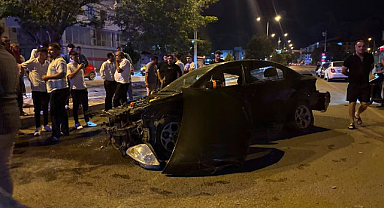 Otomobil aydınlatma direğine çarptı!