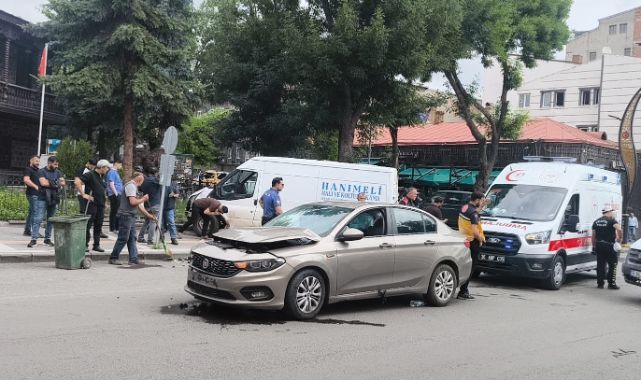 Otomobil ile  minibüs  çarpıştı, kavşak savaş alanına döndü!
